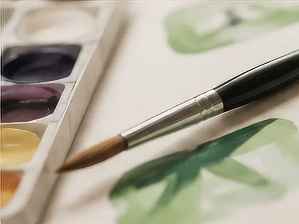 familienzentrum_vierlinden_angebot Aquarellfarben und Pinsel bei einer kreativen Gestaltung als Symbol für kreative und gesundheitsbezogene Angebote.