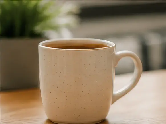 familienzentrum_vierlinden_elterncafe2 Kaffeetasse auf einem Tisch in ruhiger Atmosphäre als Symbol für Elterncafé, Begegnung und Gespräch.