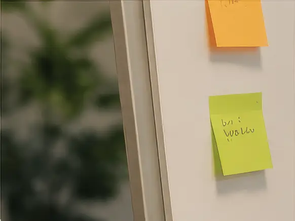 familienzentrum_vierlinden_themenabende Notizzettel an einem Flipchart als reduziertes Motiv für Elternkurse und Themenabende.